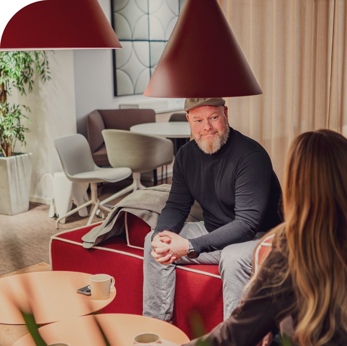 Samtal om behov och målbild i ett kontorsprojekt med inredningsarkitekt i Stockholm
